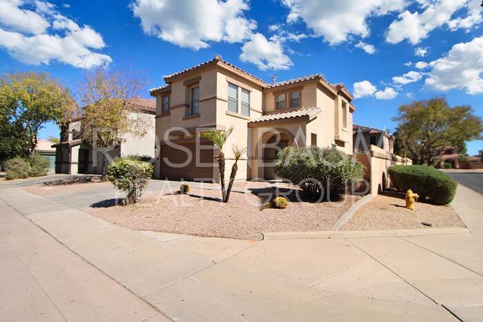 Foto principal - Gorgeous 3-bedroom, 2.5-bath home in the h...