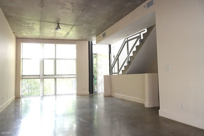 Building Photo - 2 br, 2.5 bath  - 717 SE 12th Ct Apt 8