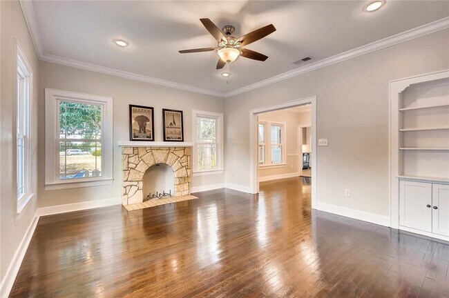 Foto del edificio - 811 1/2 E 38th St