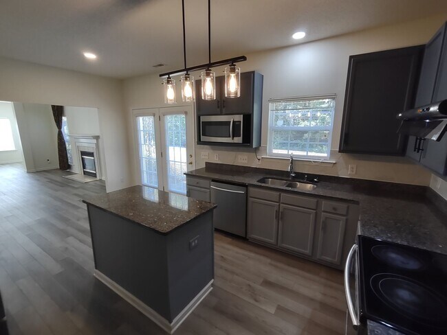 Foto del edificio - Beautiful 2-story home located in the Reed...
