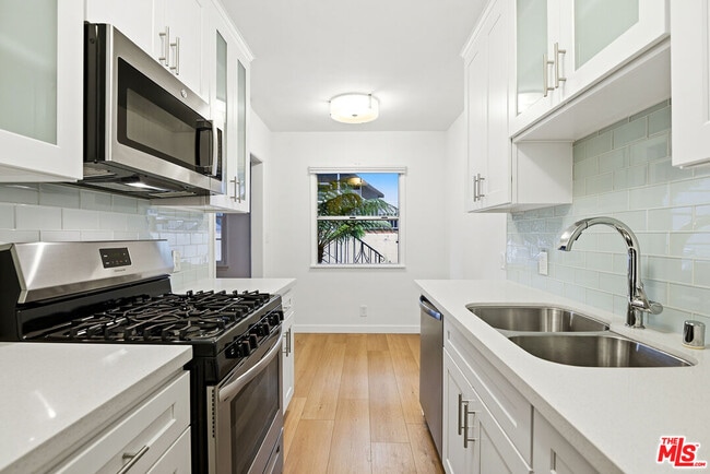 Foto del edificio - 1944 S Beverly Glen Blvd