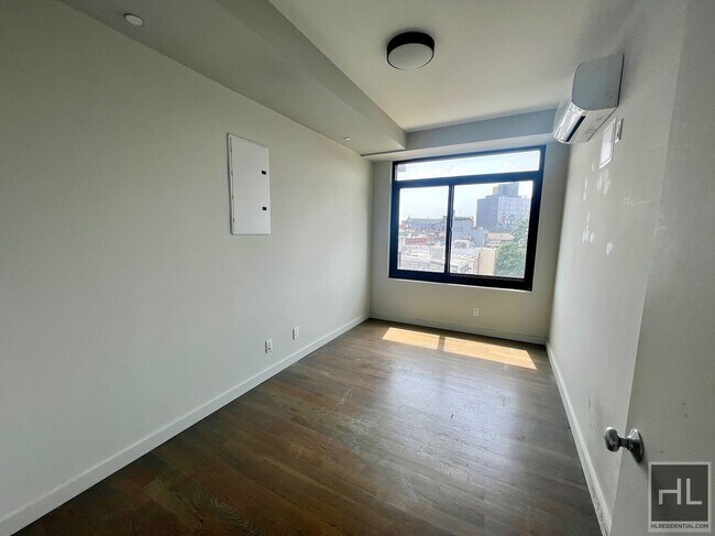 Foto del edificio - Modern Bright 2BR 1BA w/ Balcony & Soaring...