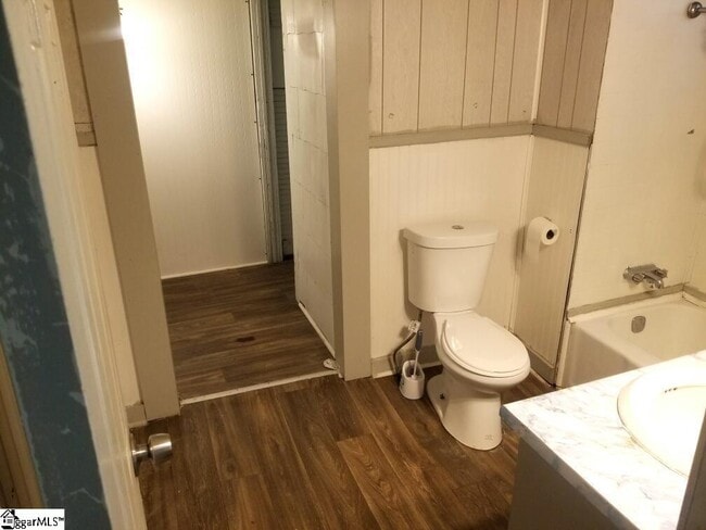 Building Photo - 807 W Hampton St