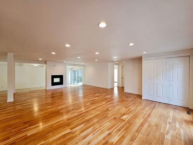 Building Photo - Spacious and Updated Home in Kirkland