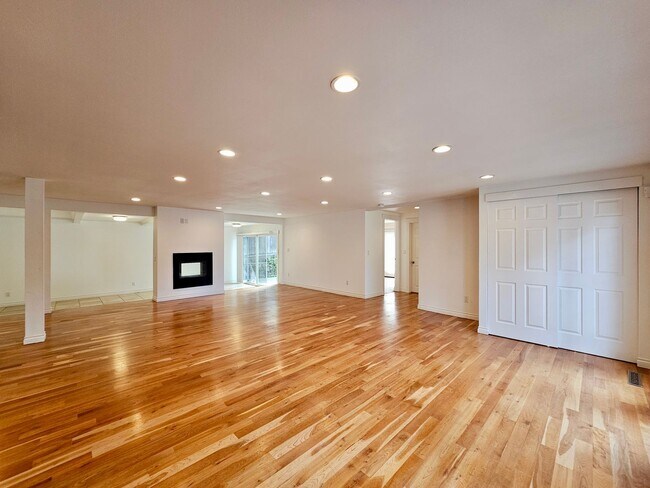 Foto del edificio - Spacious and Updated Home in Kirkland