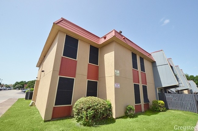 Building Photo - Rock Island Apartments