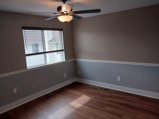 Building Photo - 9011 Sandalwood Dr