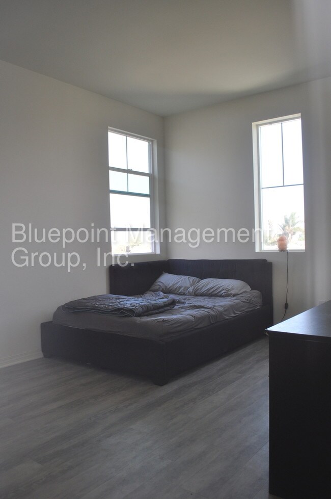 Building Photo - 3 story IB Townhome 2bd 2.5 baths