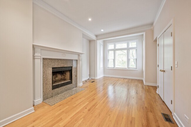 Foto del edificio - 2121 W Schiller St