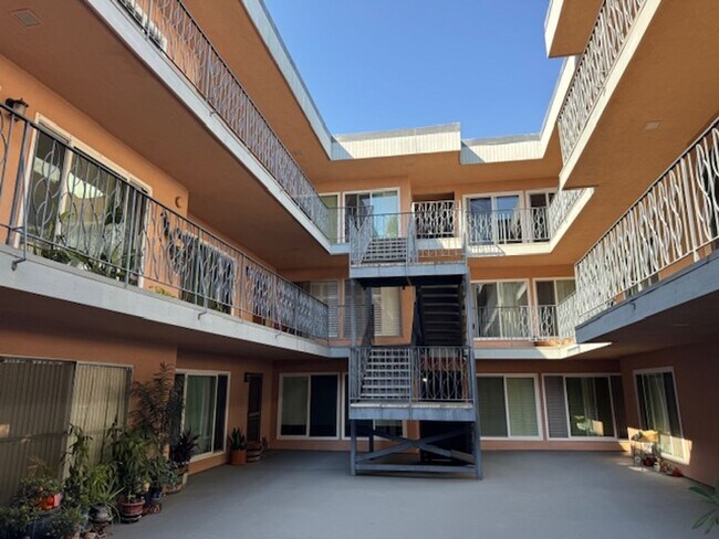 Foto del edificio - Modern Alamitos Beach 3 bedroom Condo...  ...