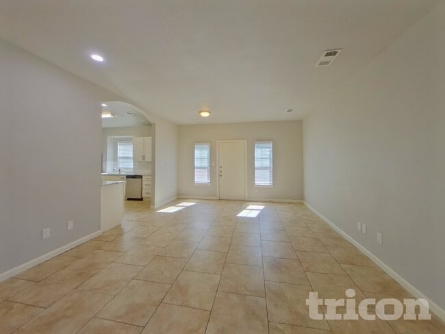 Building Photo - 624 Nora Ln