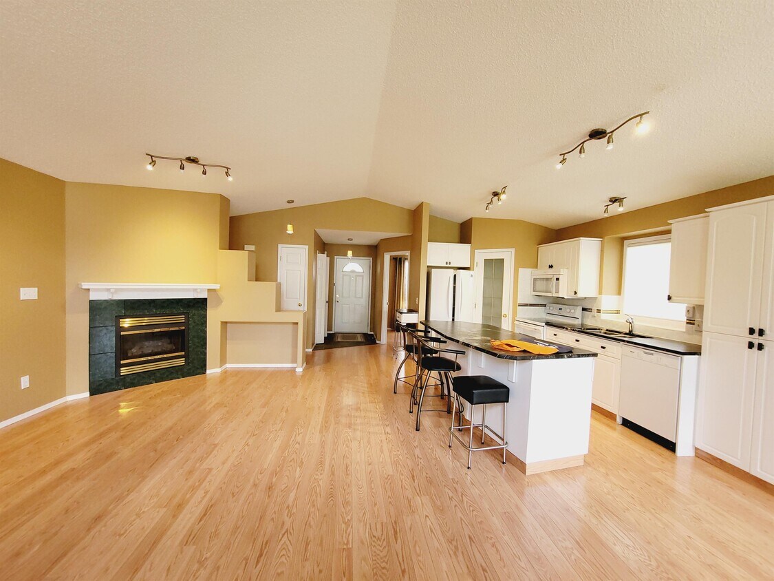 Photo principale - 9976-9178 178 Ave NW