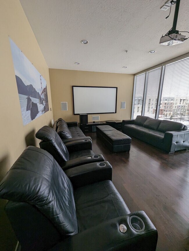 Foto del edificio - 4276 SOUTH MAIN ST.: Your Gateway to Moder...