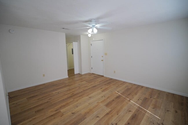 Building Photo - 2220 Claremont Ln