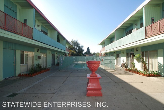 Foto del edificio - 17818-17828 Saticoy St