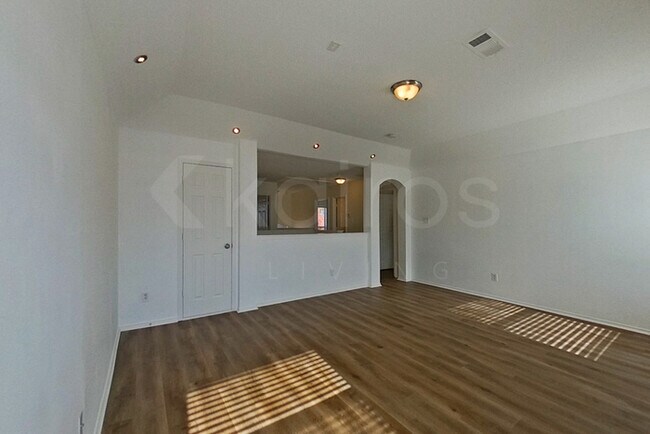 Foto del edificio - 3010 Blue Jay Ln