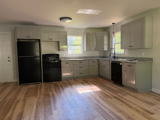 Foto del edificio - 3 Bedroom/1 Bath home for rent in Norwood
