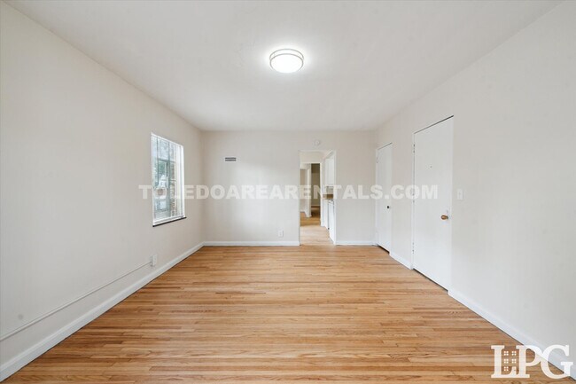 Building Photo - 2238 W Sylvania Ave