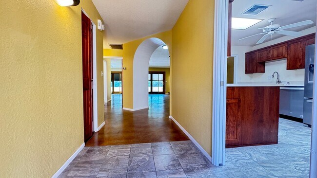 Foto del edificio - NW (Oracle and Orange Grove) 2 bedroom, 2 bath townhouse, 2 car garage, solar panels, no carpet!