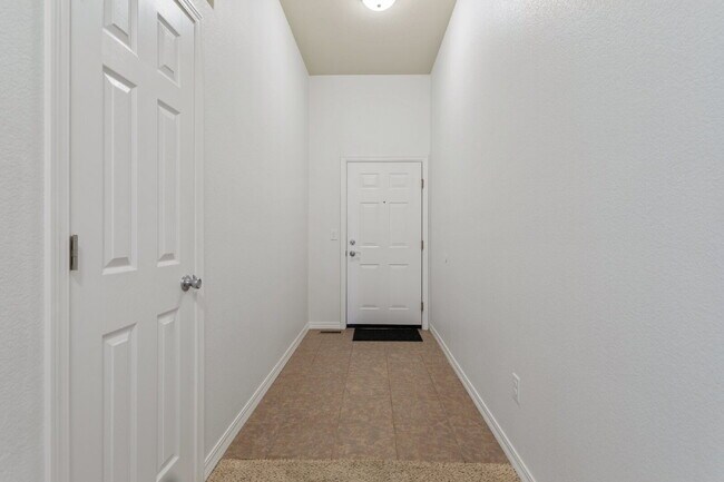 Foto del edificio - Westside 2-Bed Condo with Mountain Views a...