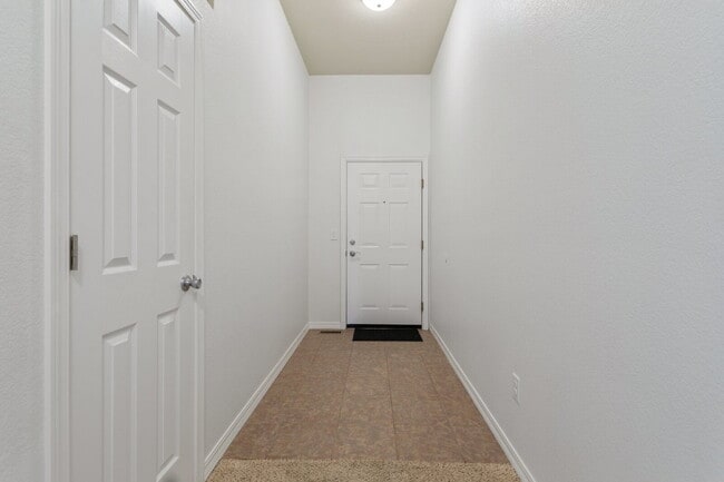 Building Photo - Westside 2-Bed Condo with Mountain Views a...