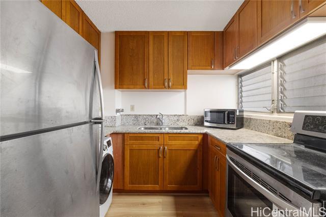 Building Photo - 2421 Ala Wai Blvd