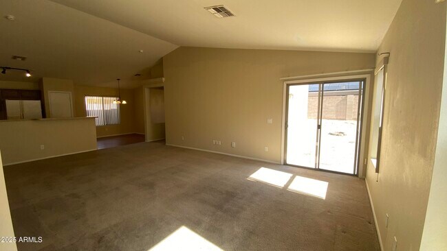 Foto del edificio - 23718 Chambers St