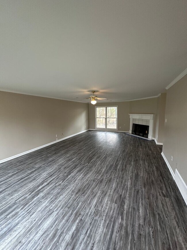 Foto del edificio - Huge 3 BD Home On A Corner Lot! Fully Fenc...