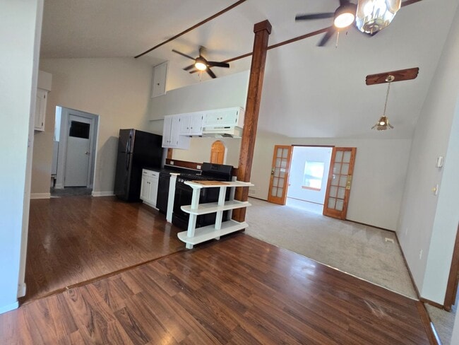 Building Photo - 3 Bedroom home in Mackinaw!
