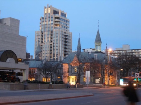 Ideal location - 108 Lisgar St