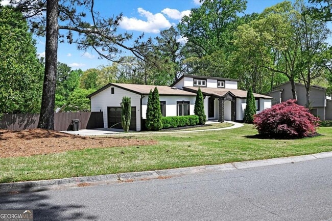 Building Photo - 910 Muirfield Dr NE