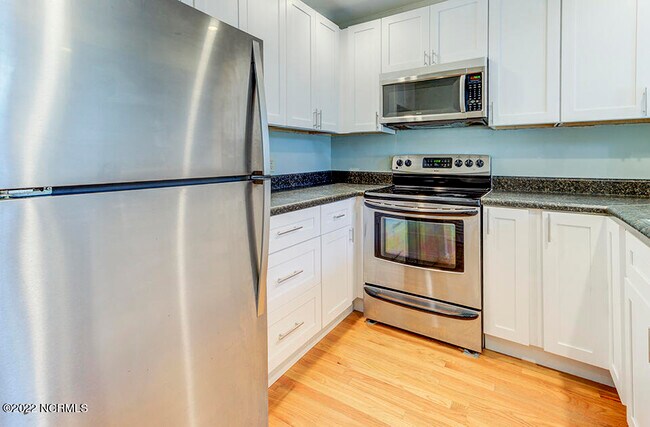 Building Photo - 218 St Luke Ct