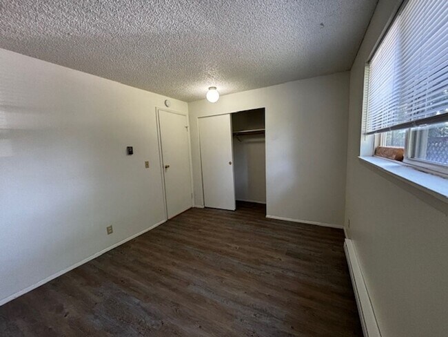 Building Photo - Happy Valley 2 Bedroom Updated Unit Close to WWU and Fairhaven
