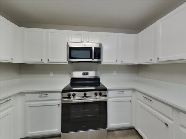 Building Photo - 423 Lazy Ln