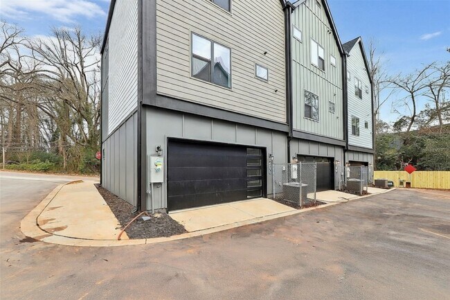 Building Photo - 3444 Brookshire Blvd