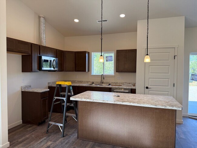 Foto del edificio - Brand New 4 bedroom, 2 bath, 2 car garage ...