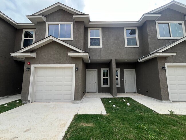 Building Photo - 13211 Reid Meadows, Live Oak, TX. 78233