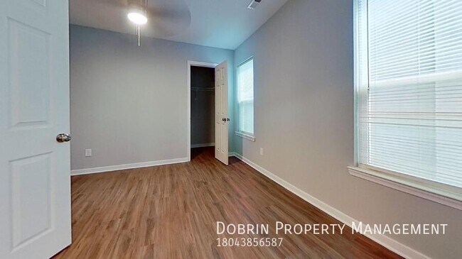 Building Photo - Upgraded 5B near Campus