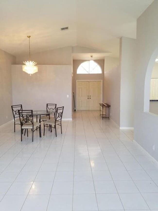 Building Photo - 4070 Laurelwood Ln