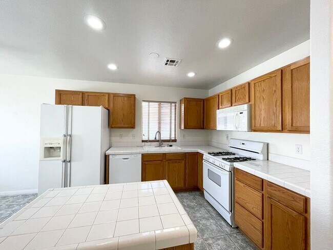 Building Photo - Welcome to this beautiful 1 story home in ...