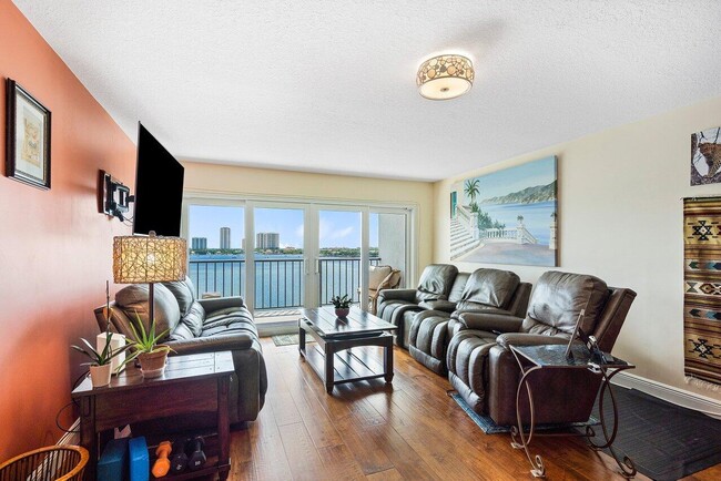 Building Photo - 3040 Lake Shore Dr