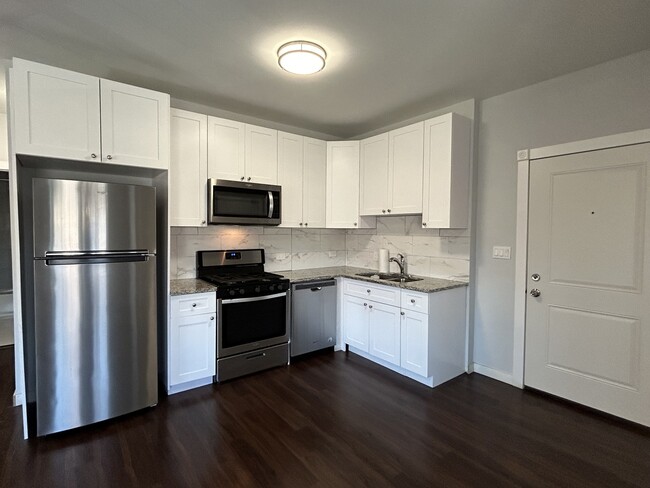 Building Photo - 7441 N Rogers Ave