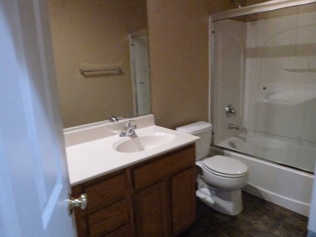 Foto del edificio - 4 bedroom 2 bath home located in Yuba City