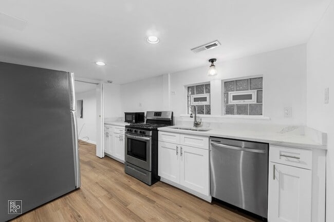 Building Photo - 3414 N Damen Ave