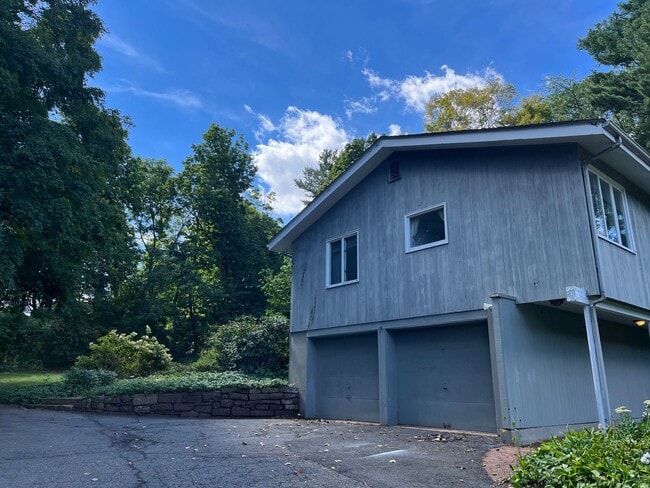 Building Photo - Four Bedroom Single Family Home