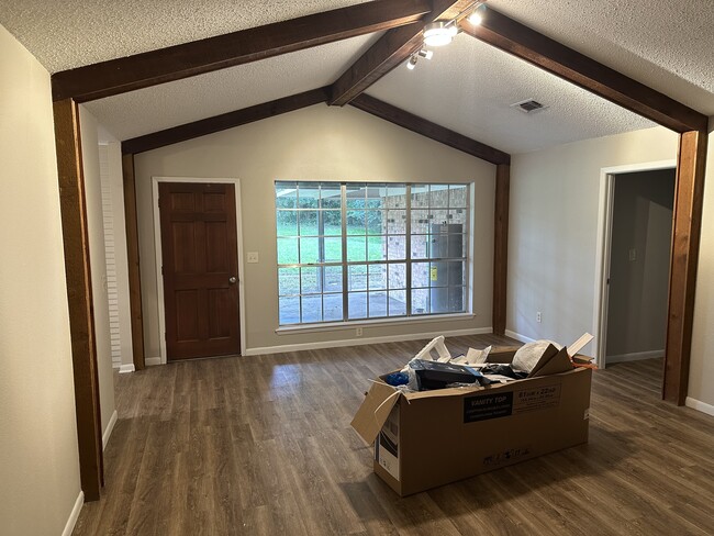 Building Photo - 6 Trailwood Ct