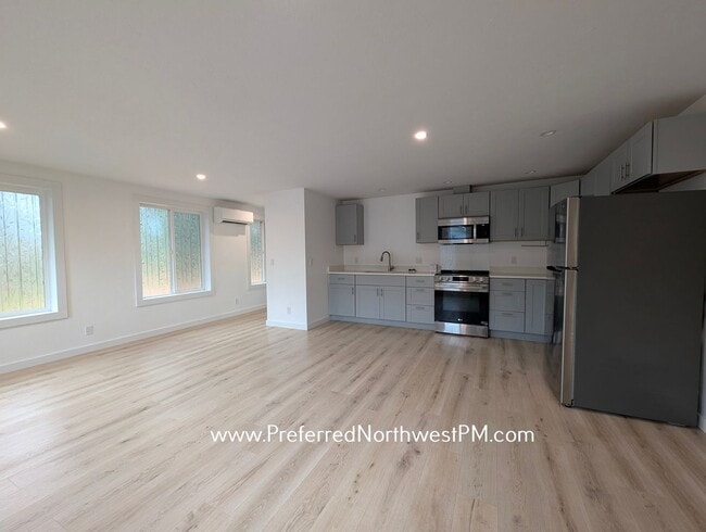 Building Photo - Modern 1 Bedroom Unit