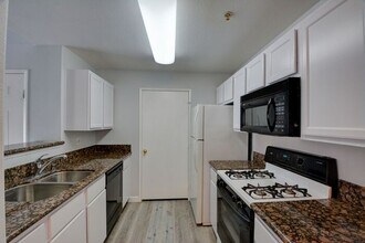 Building Photo - 950 Seven Hills Dr