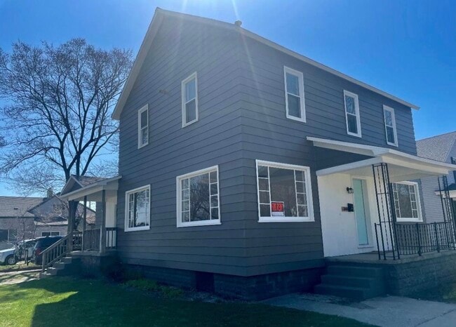 Building Photo - 308 5th St