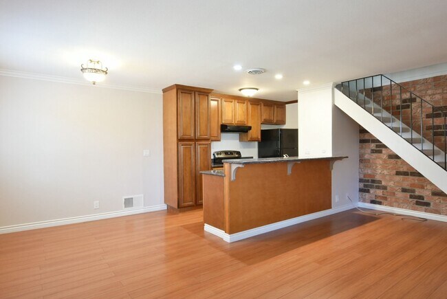 Building Photo - Beautiful 2 Bedroom 1 Bath Condo just step...